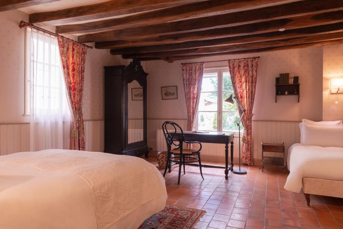 une chambre avec un lit et un bureau dans une pièce dans l'établissement Le Domaine de Mestré, The Originals Relais, à Fontevraud-l'Abbaye 61 autres photos