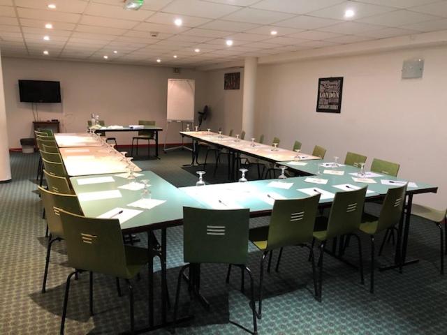 une salle de conférence avec une longue table et des chaises dans l'établissement ibis Sète Balaruc les Bains Bien-être et Spa, à Balaruc-les-Bains 79 autres photos