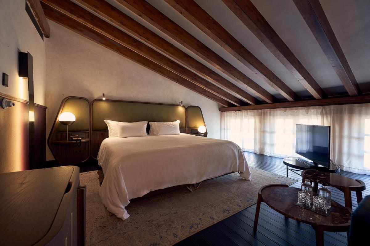 Cama o camas de una habitación en Can Bordoy Grand House Hotel GL Preferred Hotel