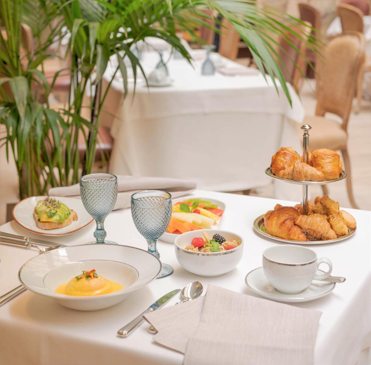 Comida en o cerca de este hotel