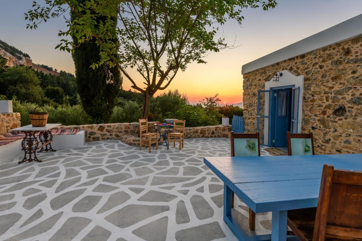 The Aegean blue country house Old Milos - Housity