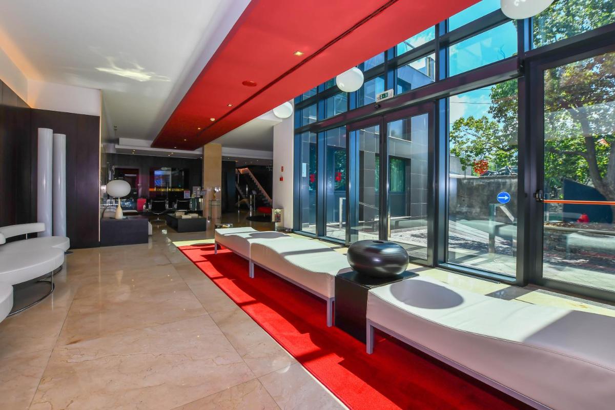 um quarto com uma fila de camas e janelas em Quinta Mirabela - Design Hotel no Funchal