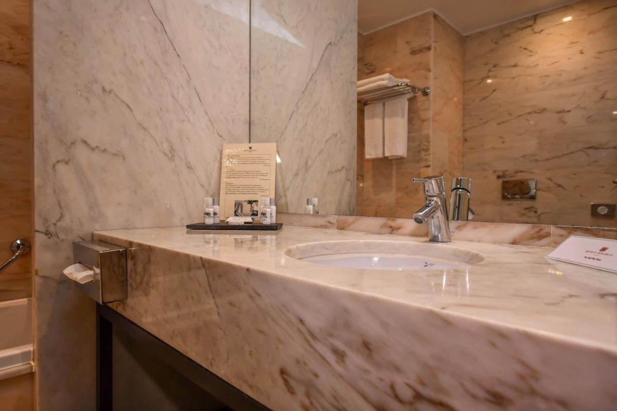 Uma casa de banho em Quinta Mirabela - Design Hotel