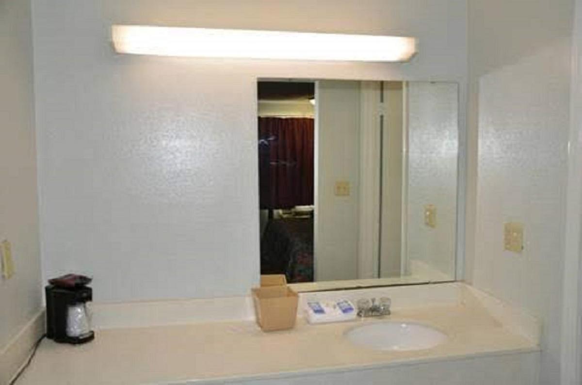 Stay Express Inn & Suites Demopolis - Housity