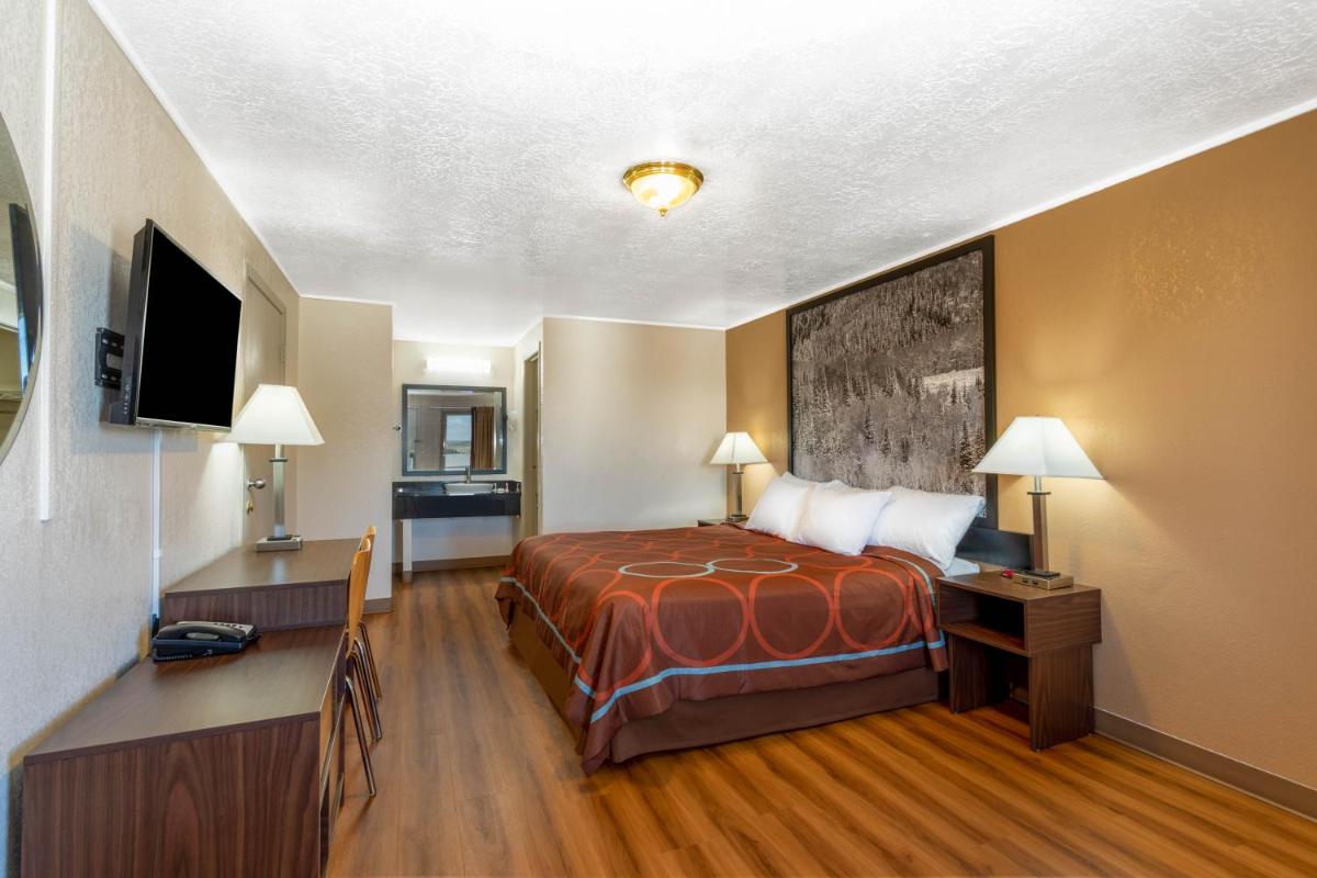 Super 8 by Wyndham Evanston - Housity