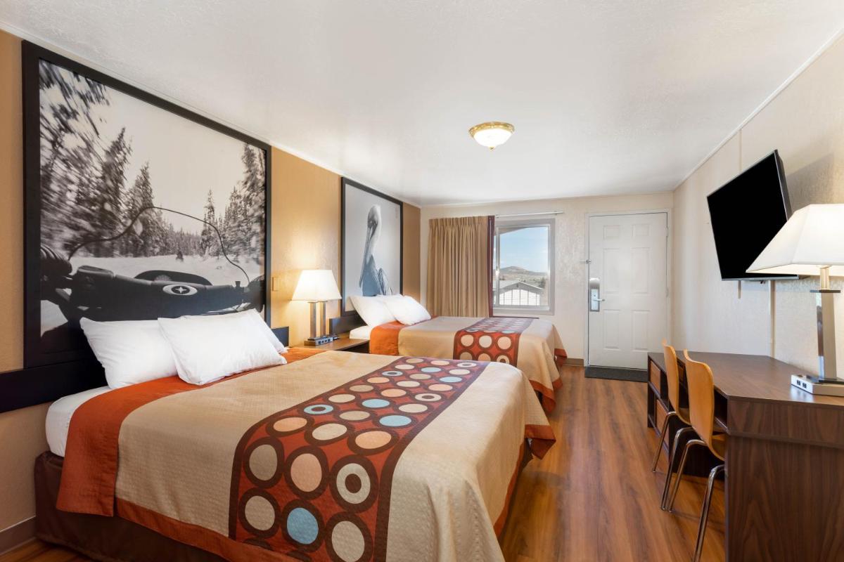 Super 8 by Wyndham Evanston - Housity