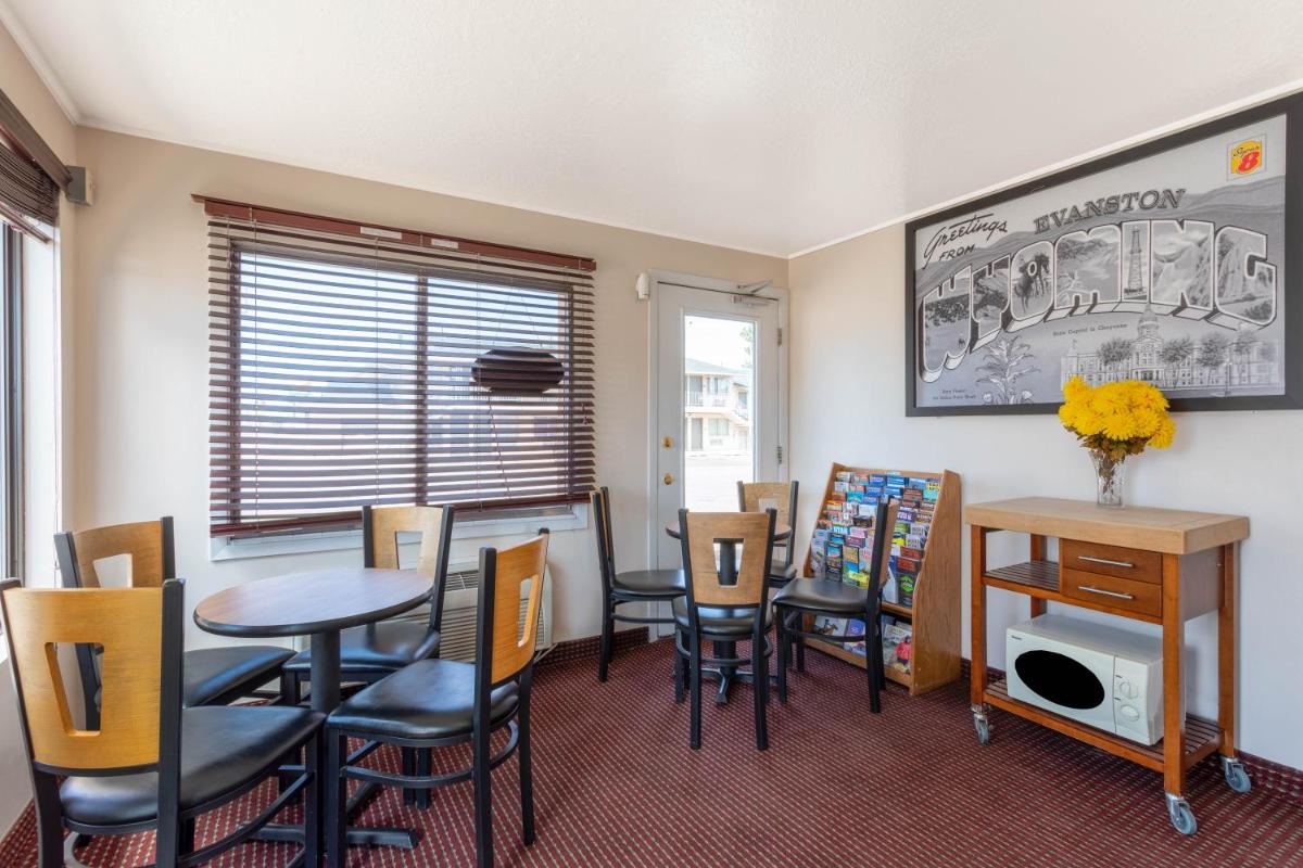 Super 8 by Wyndham Evanston - Housity