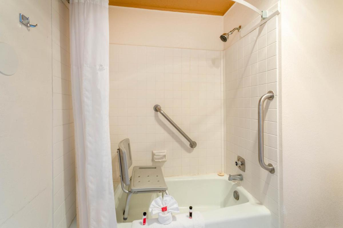 Super 8 by Wyndham Evanston - Housity