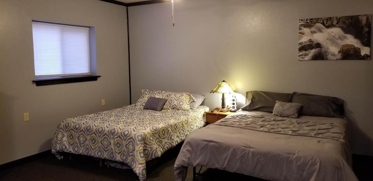 Becker's Private Studio 2 Queen Beds, 1 Futon with a Great Back Yard! - Housity