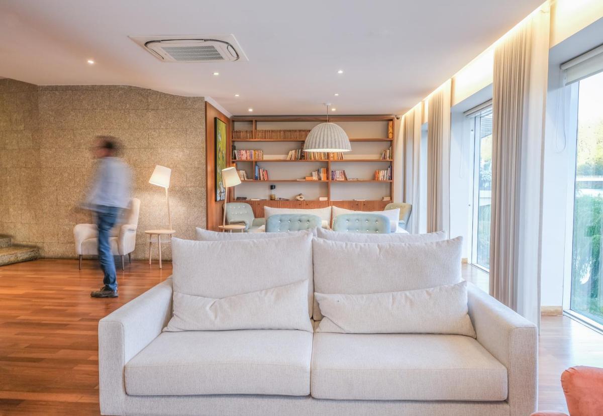 Uma área de estar em Hotel Vouga