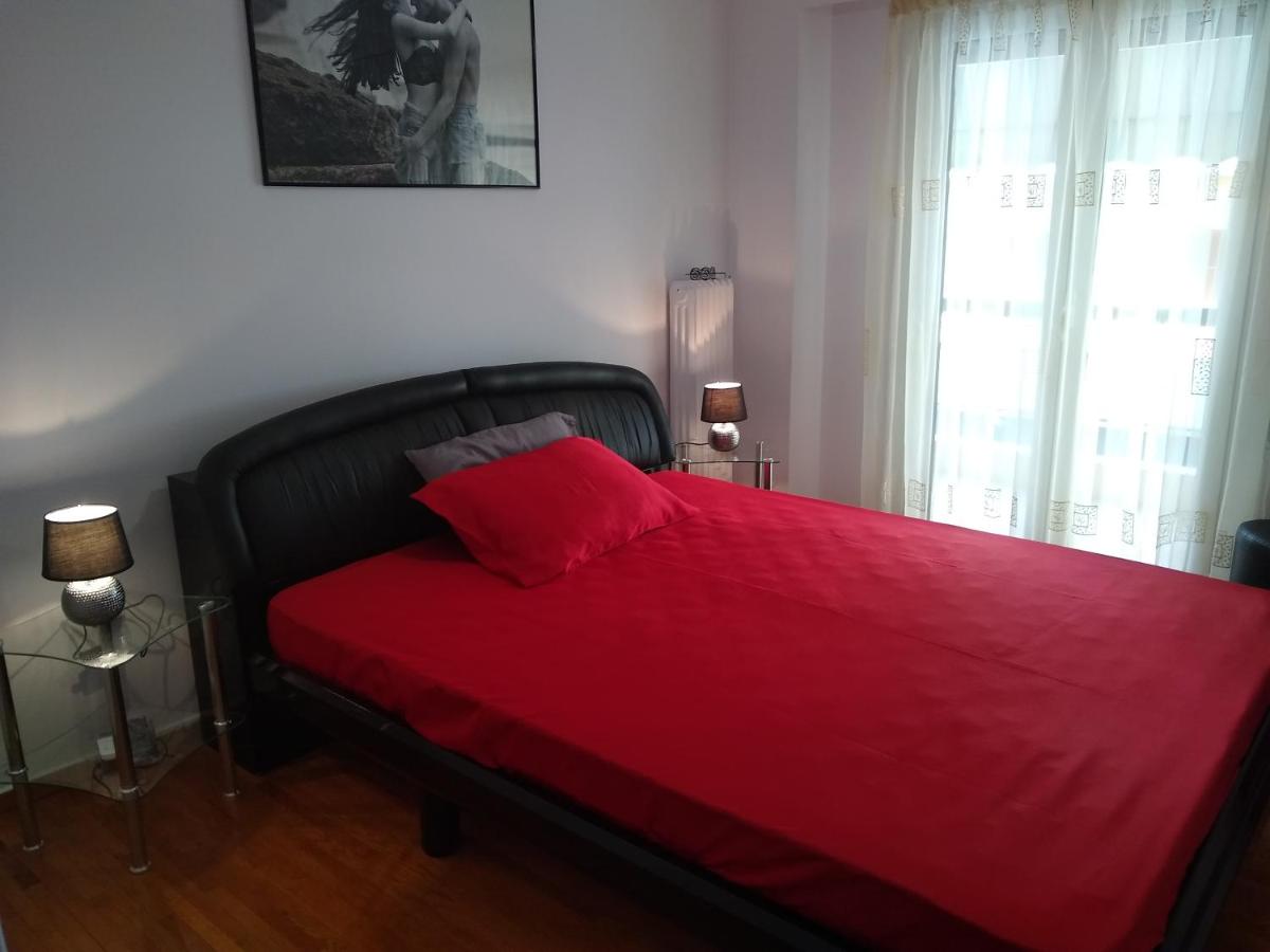 Acropolis within 10 minutes walk! Classical apartment and a hostess at your side! - Housity