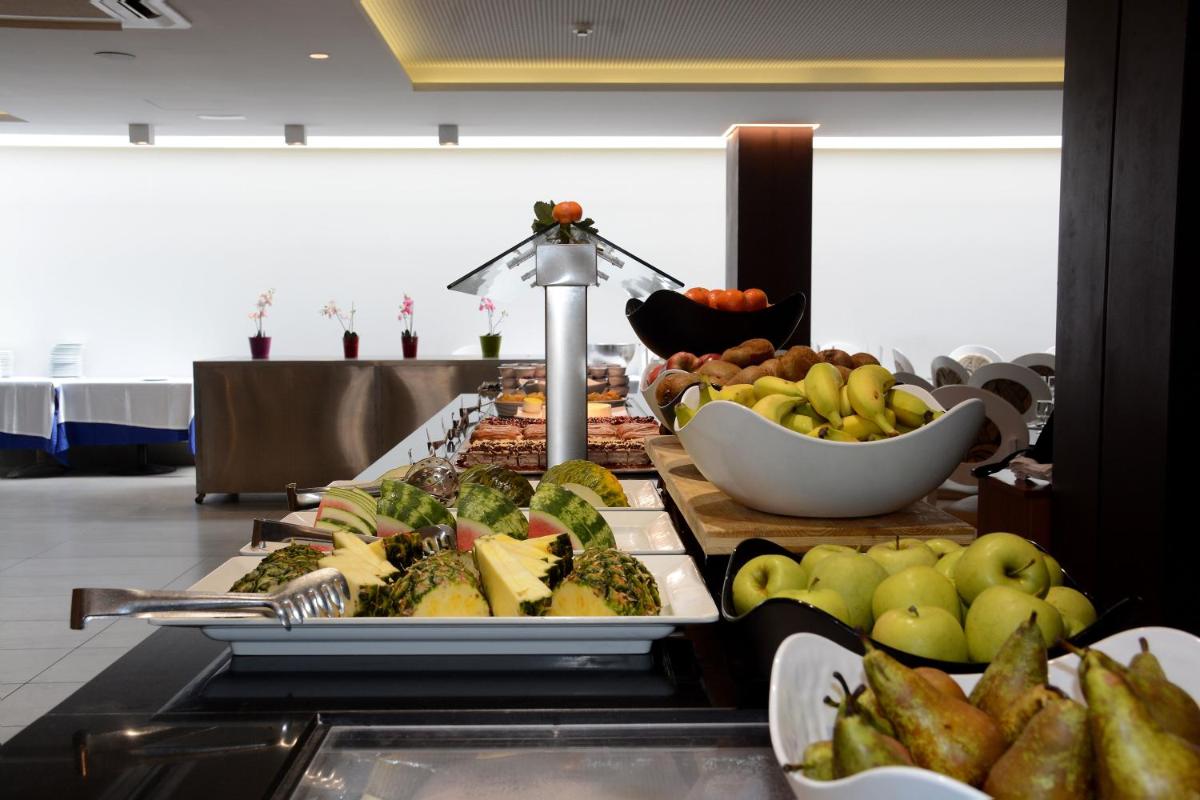 Comida en o cerca de este hotel