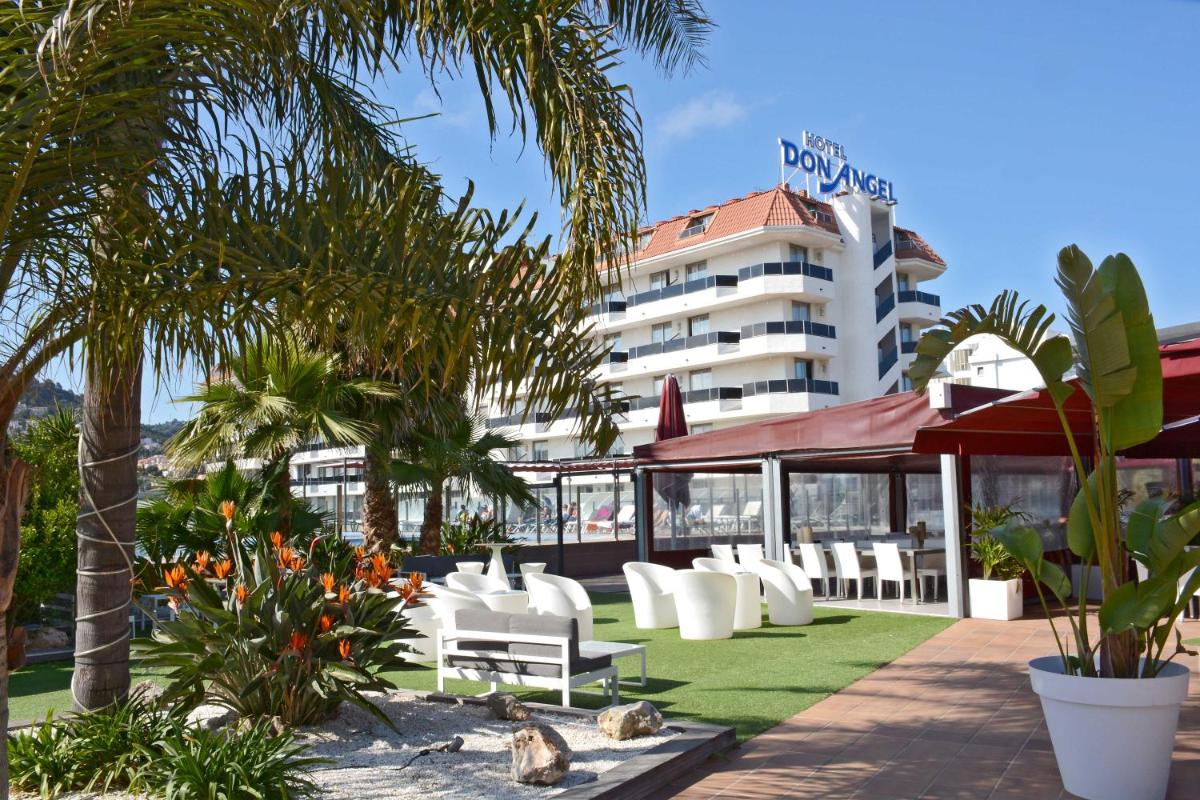 un patio del hotel con sillas blancas y palmeras en Don Angel & SPA & Padel- Adults Recommended, en Santa Susanna