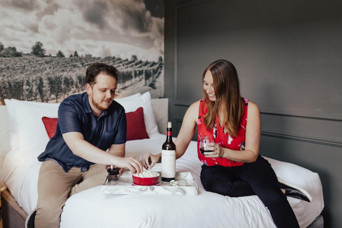 Vinland Hotel and Lounge - Housity