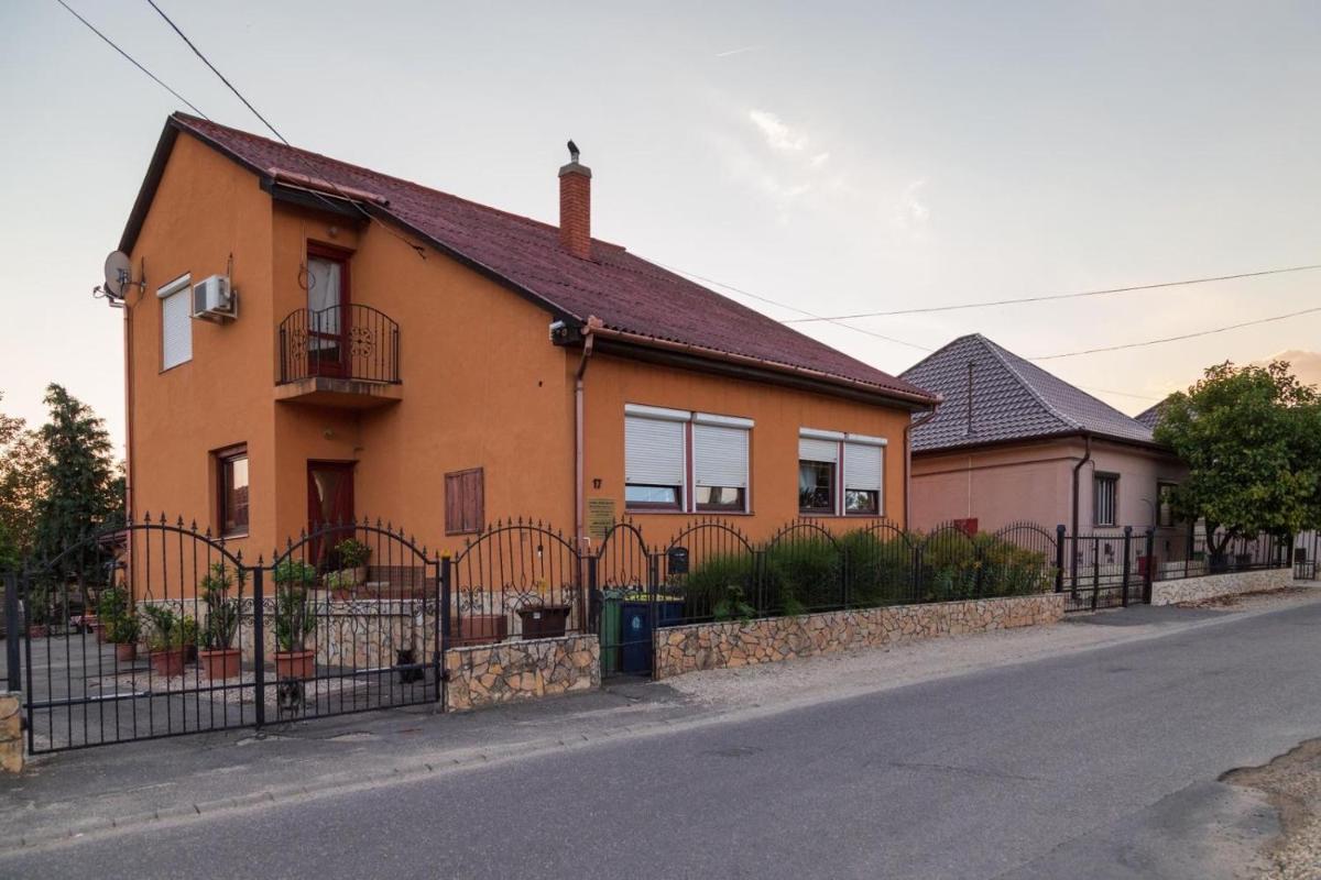 Ivanhoe Apartman - Housity