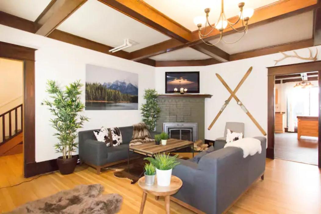 Banff's Rocky Mountain House - Housity