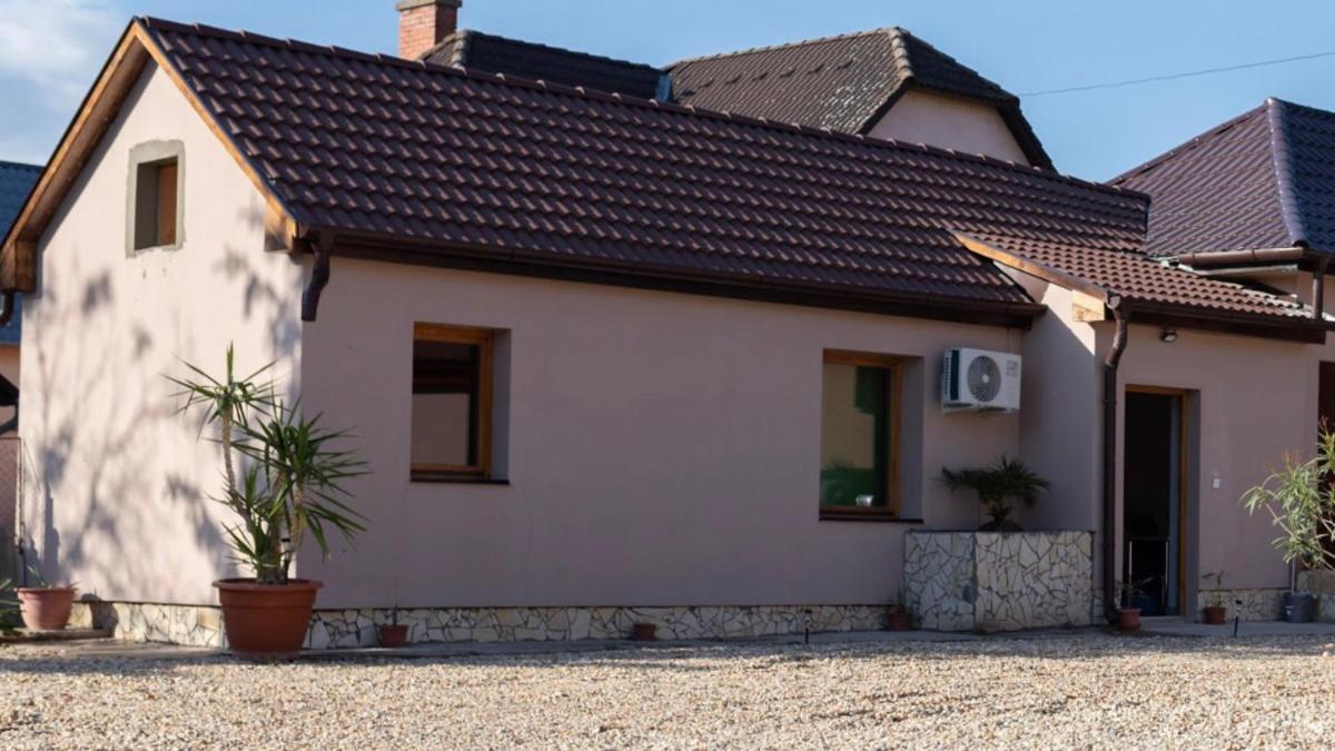 Ivanhoe Apartman - Housity