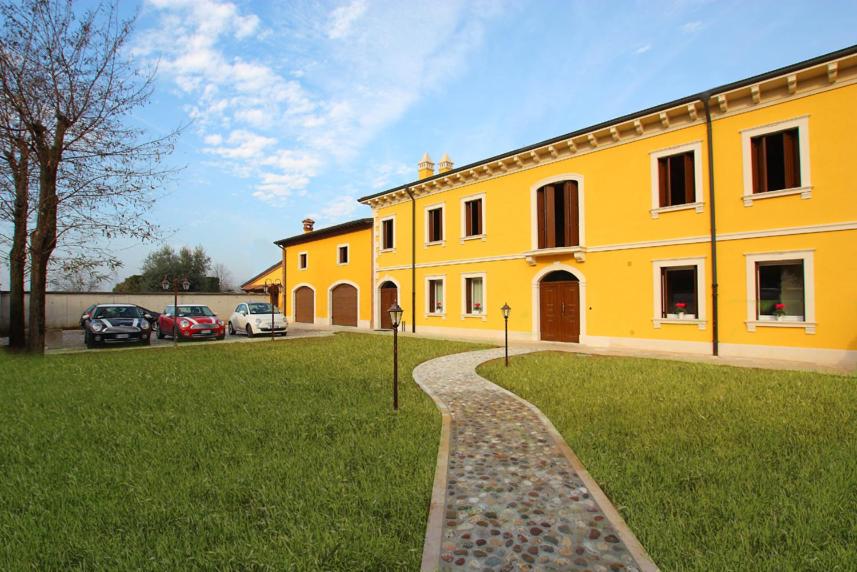 Il Conte - Housity