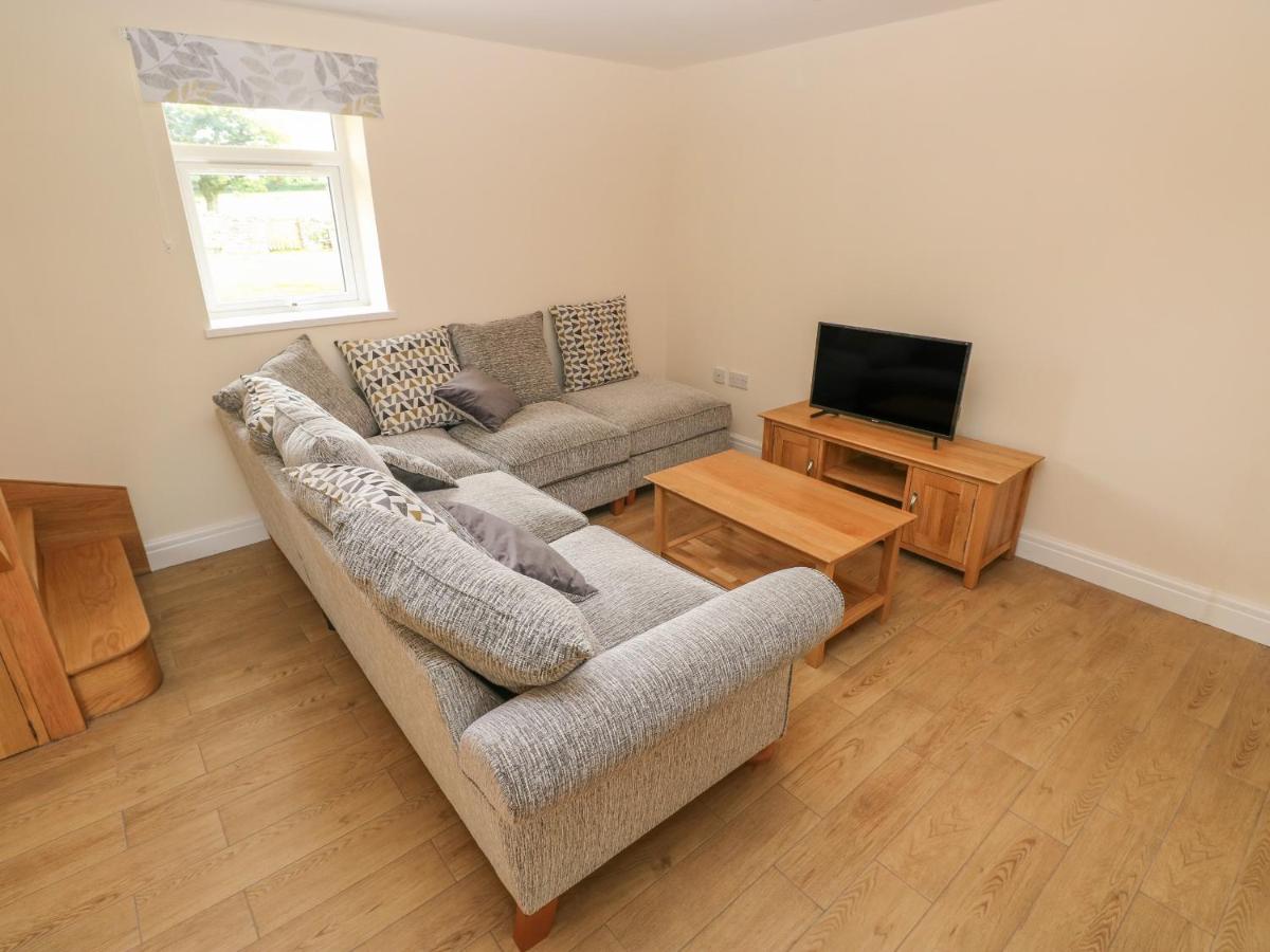 Woodpecker Barn - Housity