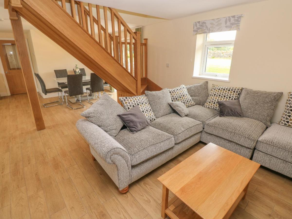 Woodpecker Barn - Housity