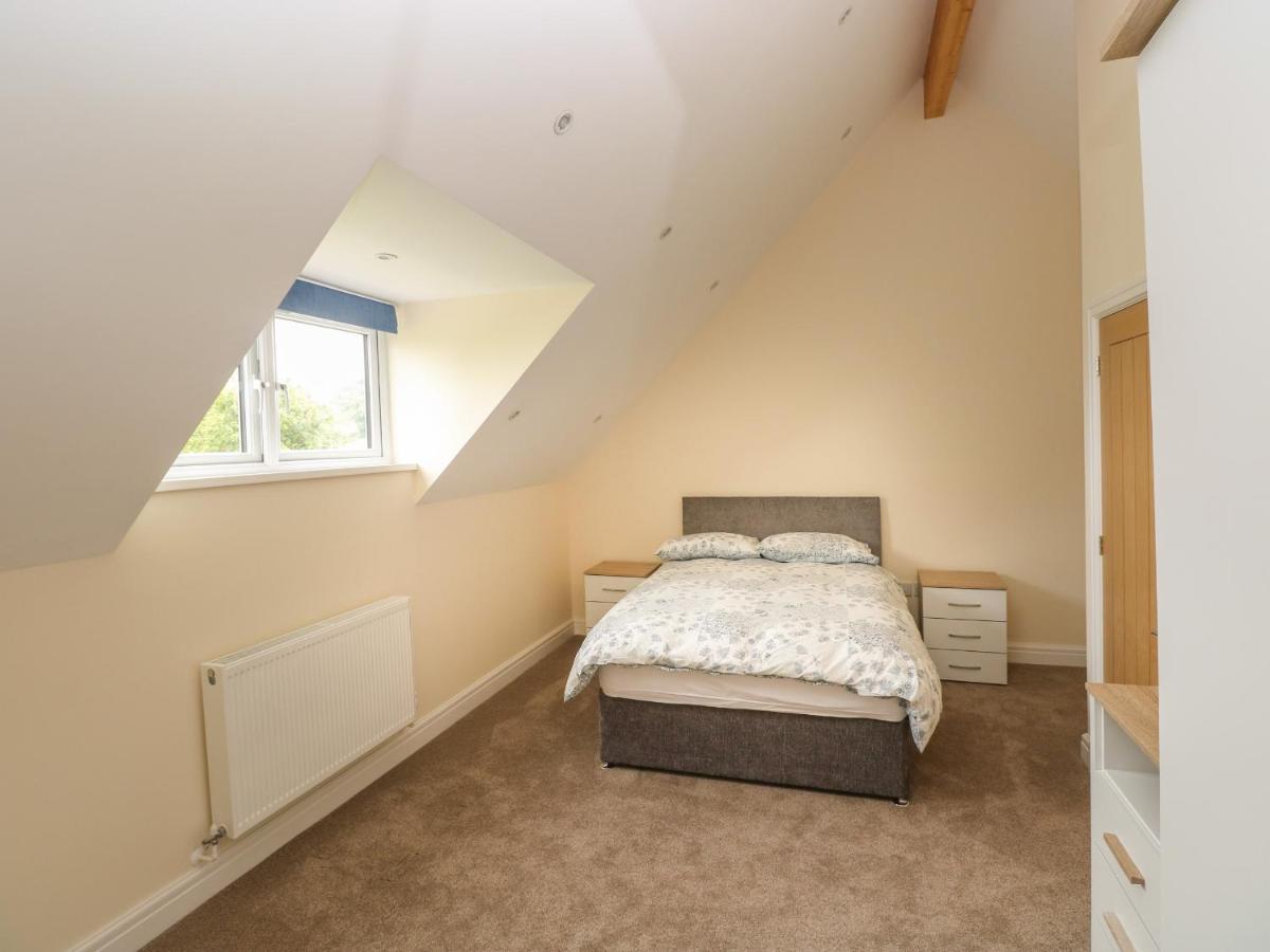 Woodpecker Barn - Housity