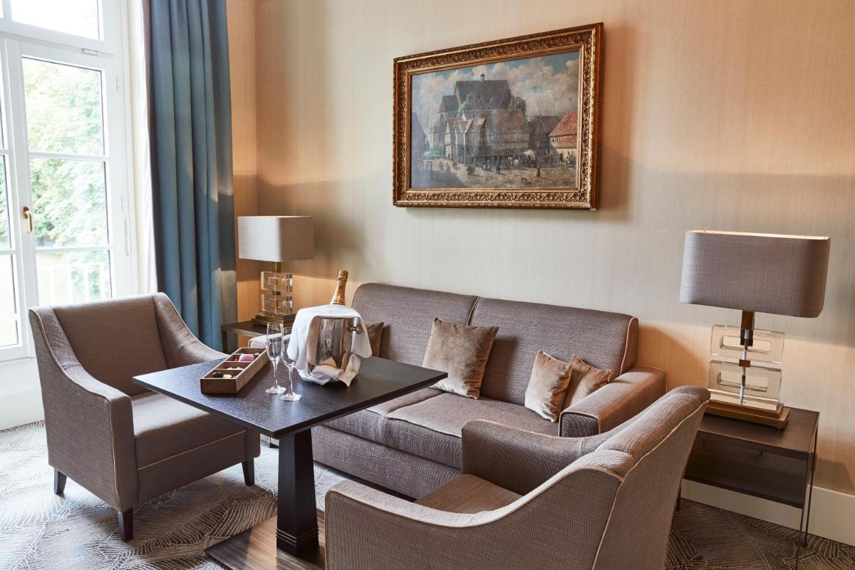 Ein Sitzbereich in der Unterkunft Steigenberger ICON Grandhotel & Spa Petersberg