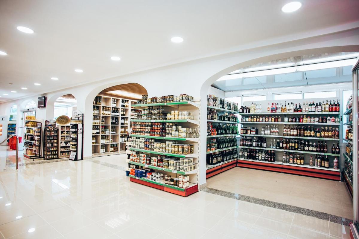 Supermercado u otro tipo de tienda en el hotel o alrededores