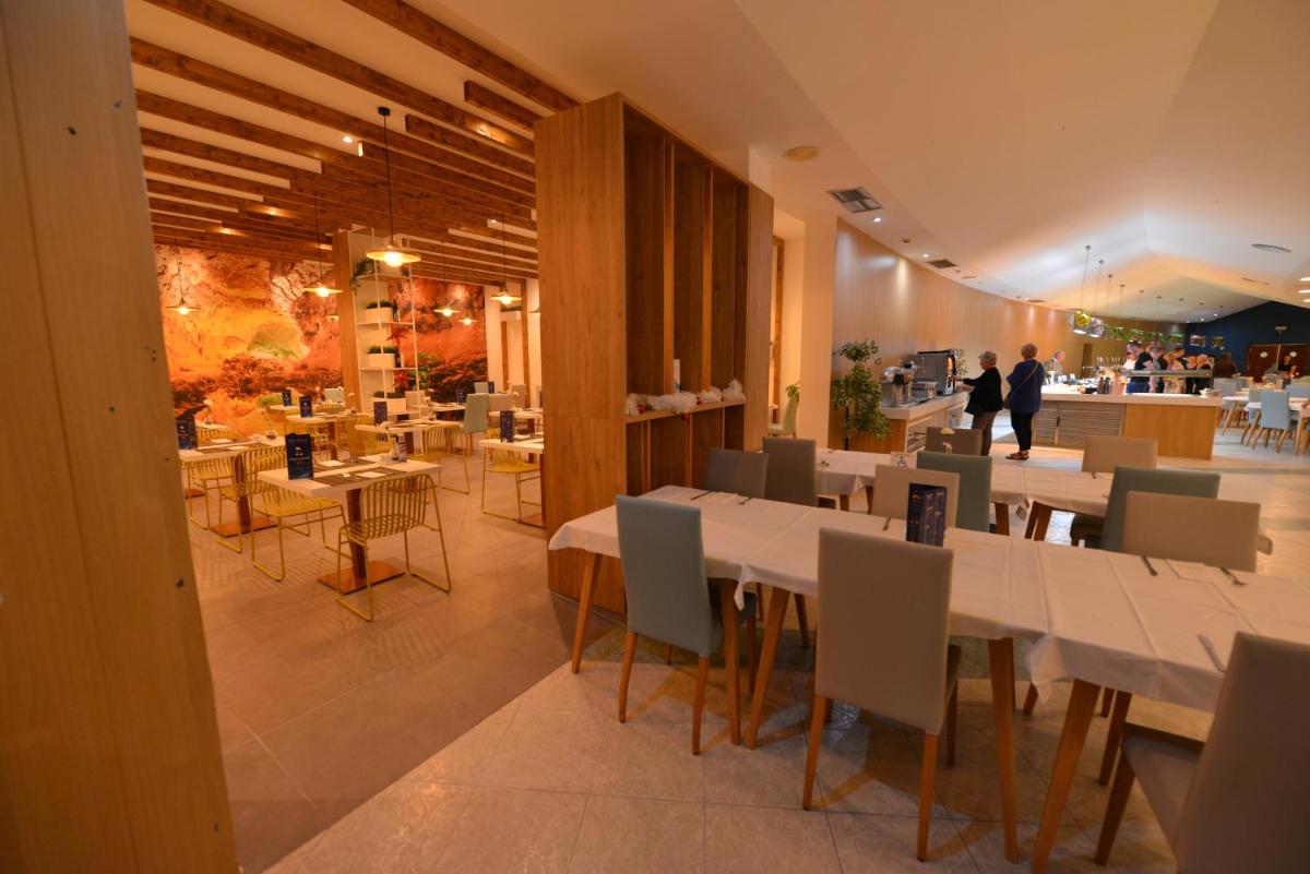 Un restaurante o sitio para comer en Relaxia Lanzasur Club - Aqualava Water Park