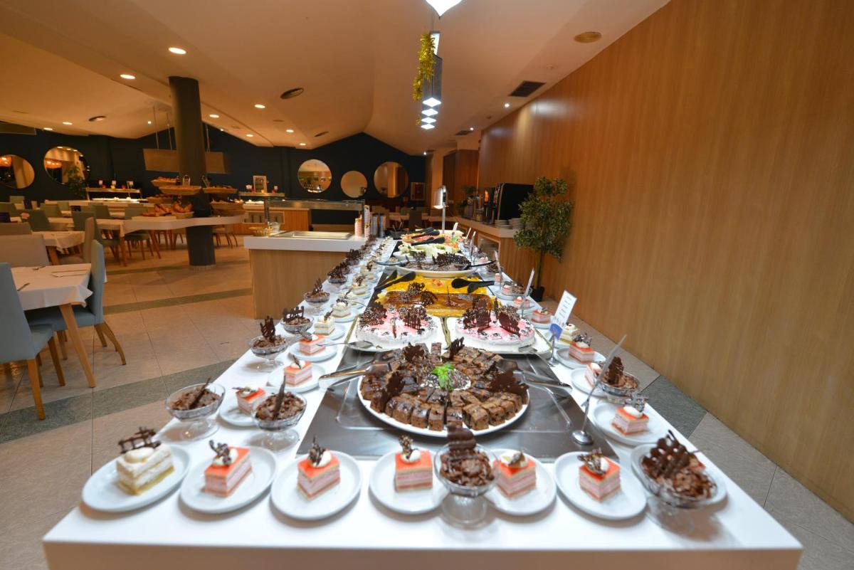 Comida en o cerca de este hotel