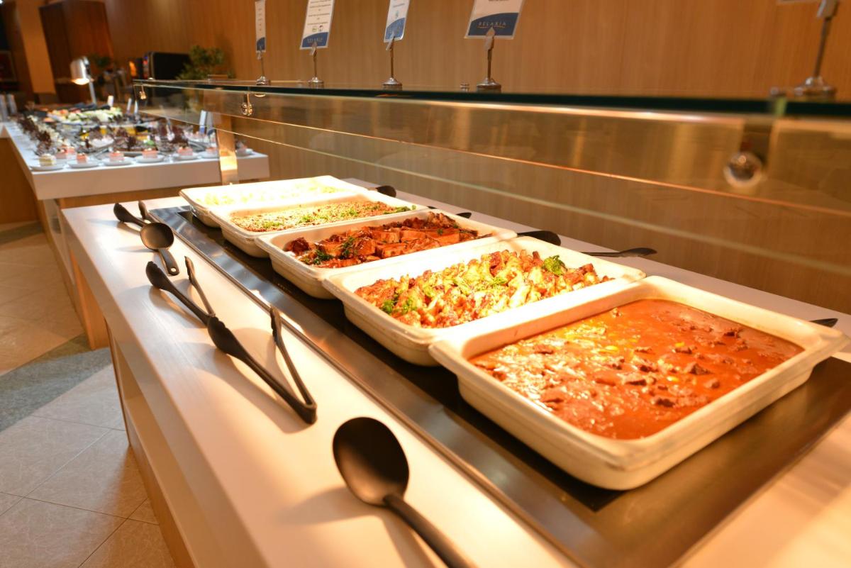 Comida en o cerca de este hotel