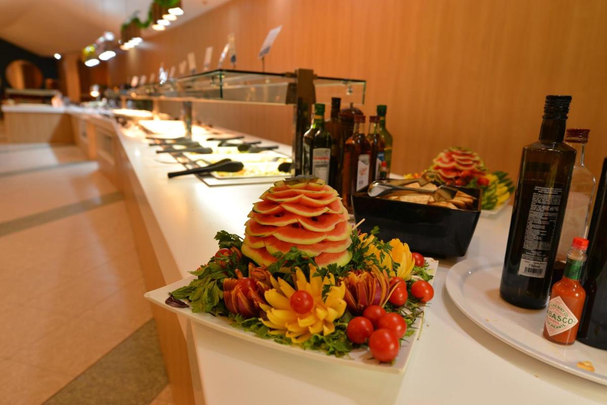Comida en o cerca de este hotel