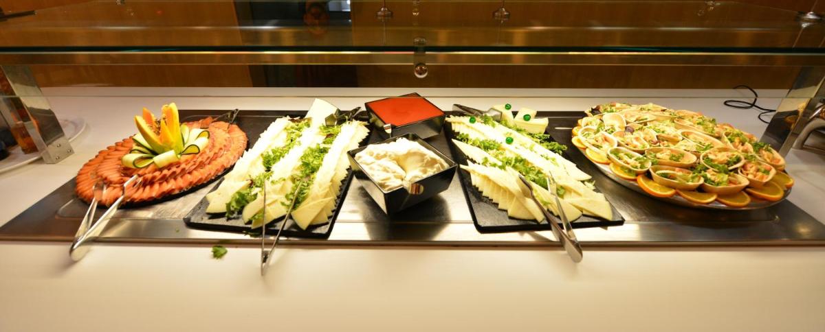Comida en o cerca de este hotel