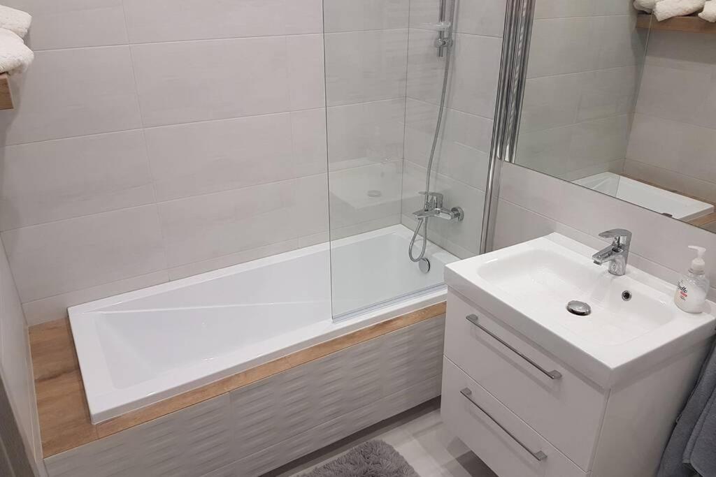 Komfortowy Nowoczesny Apartament Kustronia z Garażem Balkonem Wanną - Housity