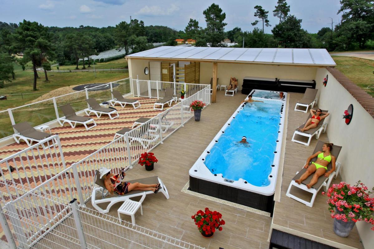 vue aérienne d'une piscine sur une maison dans l'établissement Logis Hotel Le Tropicana, à Douville