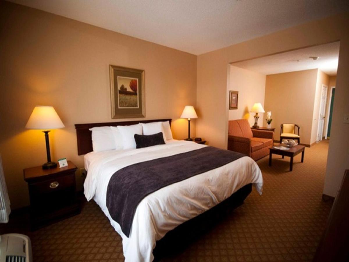 Town & Country Inn and Suites - Housity