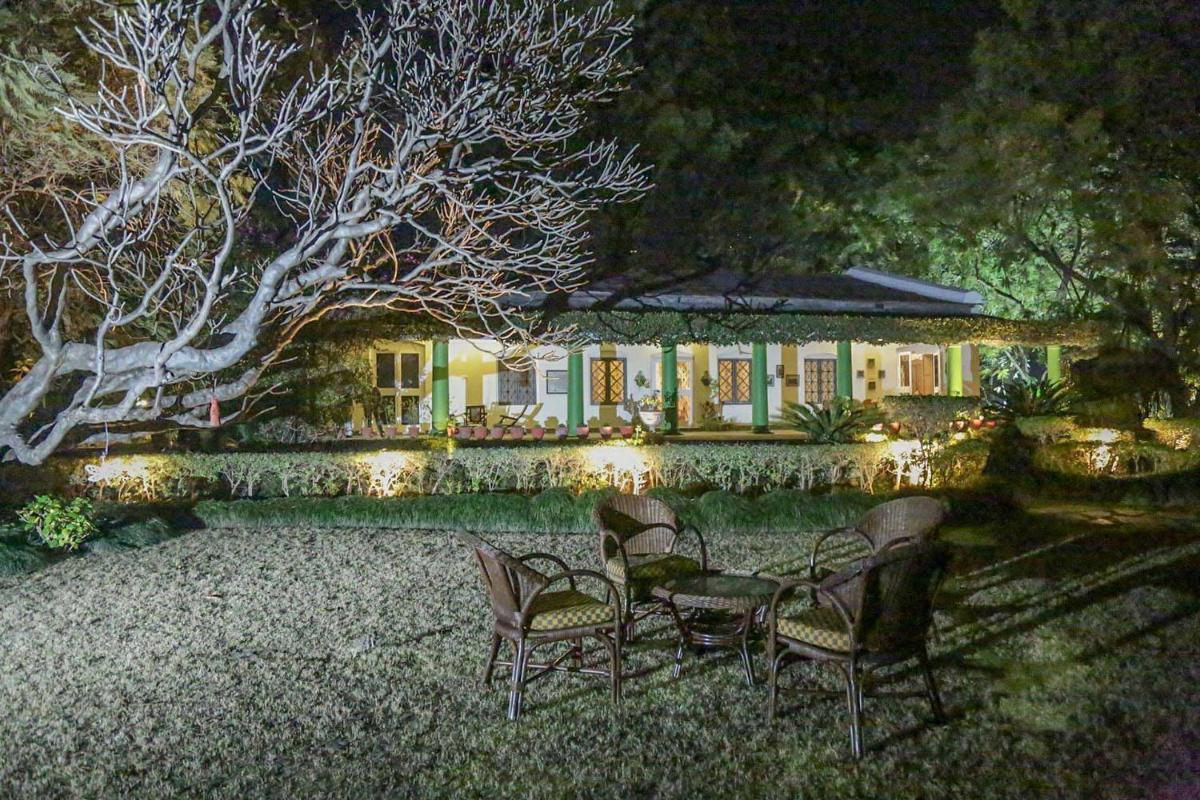 StayVista at Normandy House - Outdoor Sitting with Bathtub & Pool Table - Housity