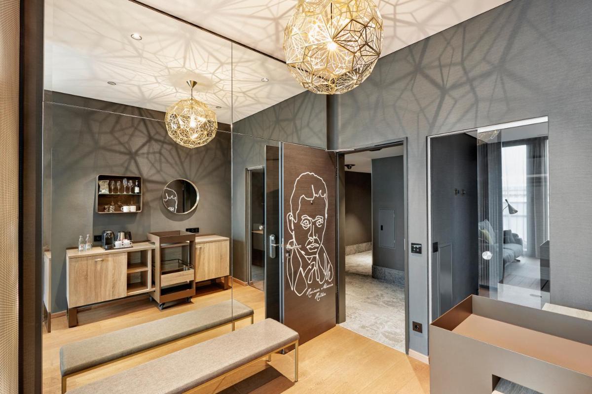 Zimmer mit einem Tisch und 2 Kronleuchtern in der Unterkunft HYPERION Hotel Leipzig in Leipzig + 37 Fotos Zimmer mit einem Tisch und 2 Kronleuchtern in der Unterkunft HYPERION Hotel Leipzig in Leipzig + 37 Fotos