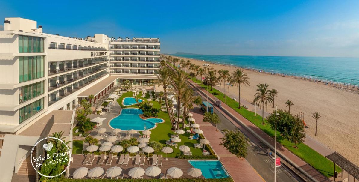 una vista aérea de un hotel y la playa en RH Bayren Hotel & Spa 4* Sup, en Gandía