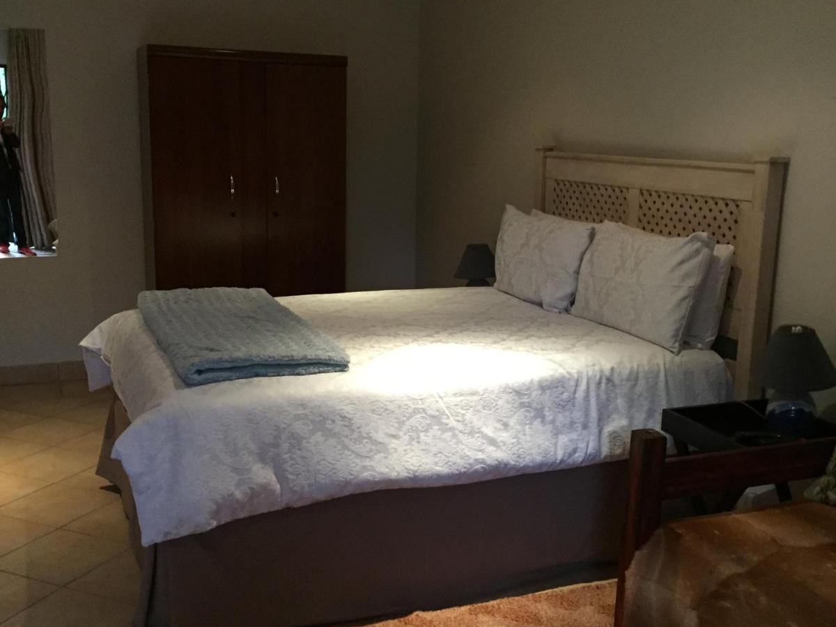 At The Rocks Country Estate - Housity