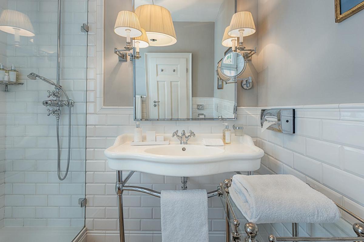 Ein Badezimmer in der Unterkunft House of Hütter- Heidelberg Suites Boutique