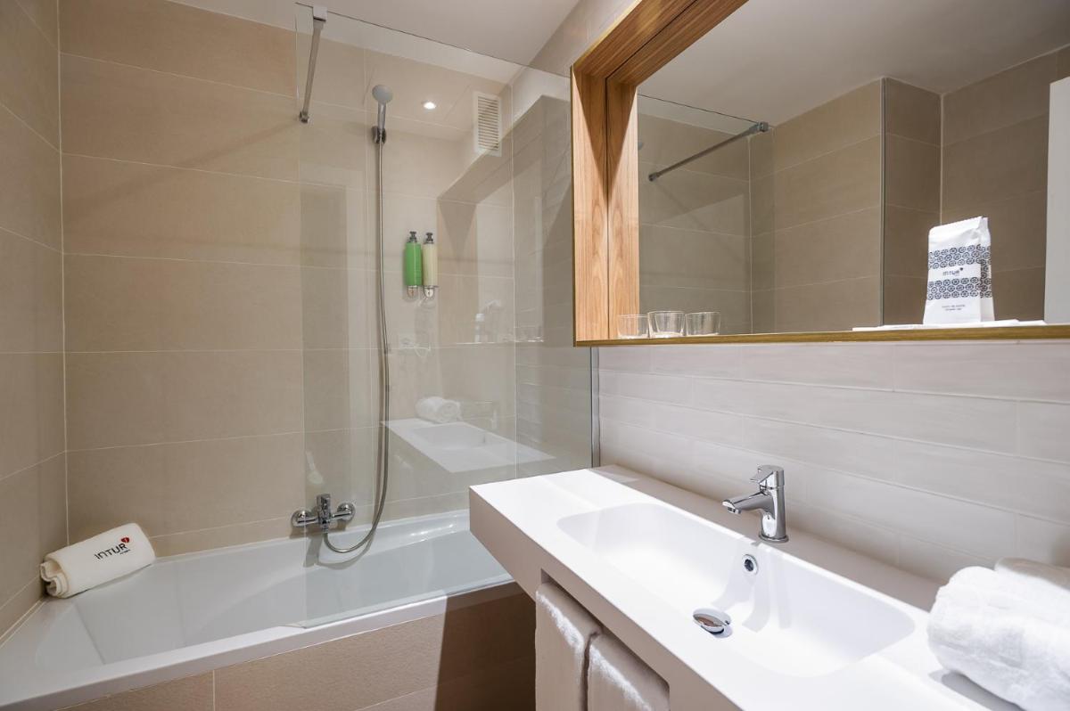 Un baño de Intelier Orange