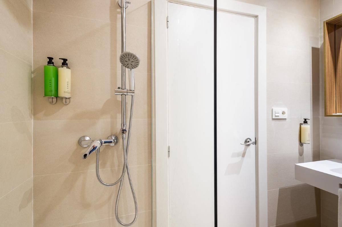 Un baño de Intelier Orange