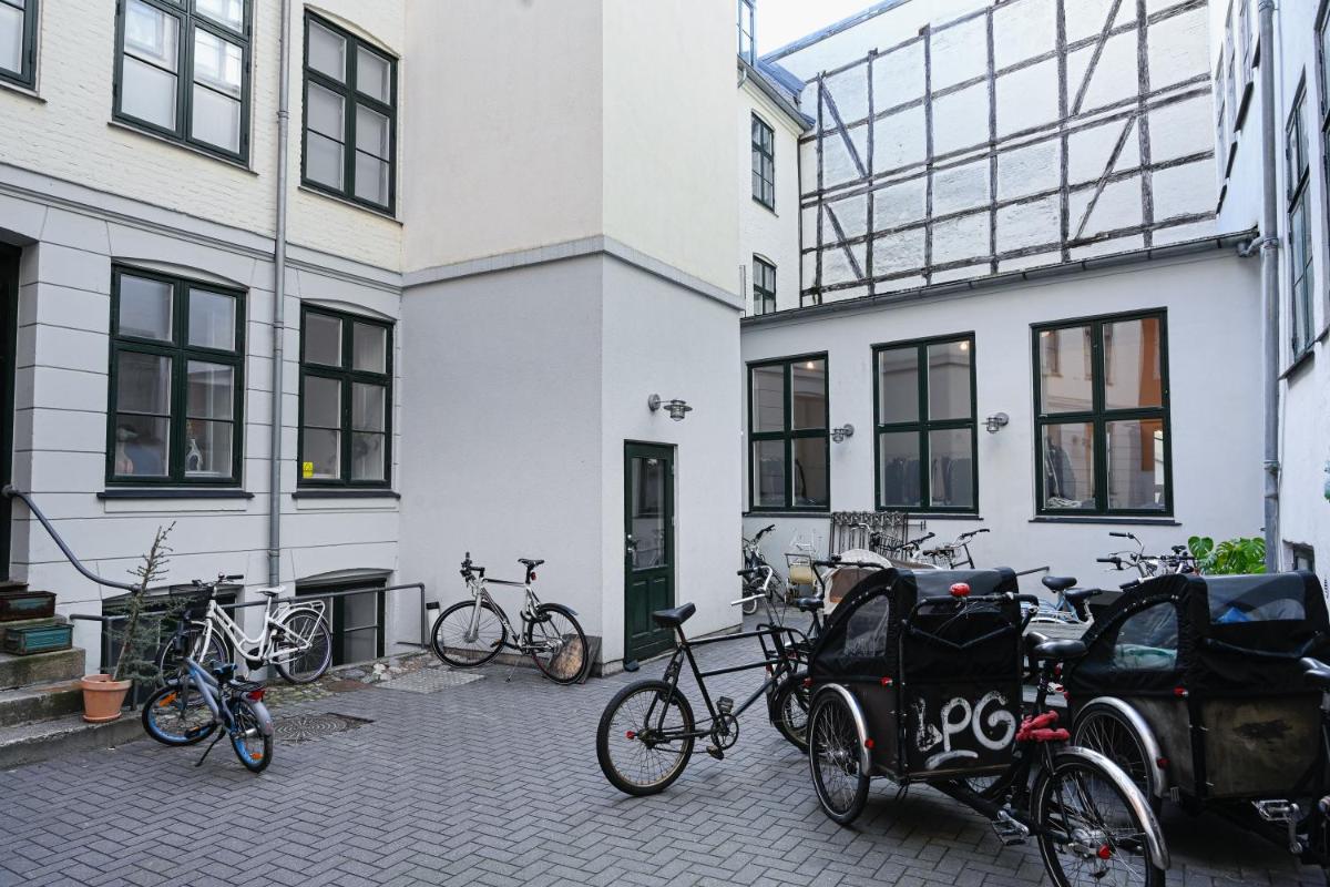 Sanders Tower - Chic Two-Bedroom Apartment In Charming Copenhagen - Housity
