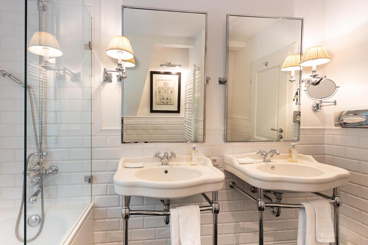 Ein Badezimmer in der Unterkunft House of Hütter- Heidelberg Suites Boutique