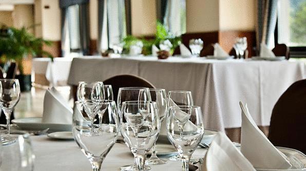 Un restaurante o sitio para comer en Laias Caldaria hotel y Balneario