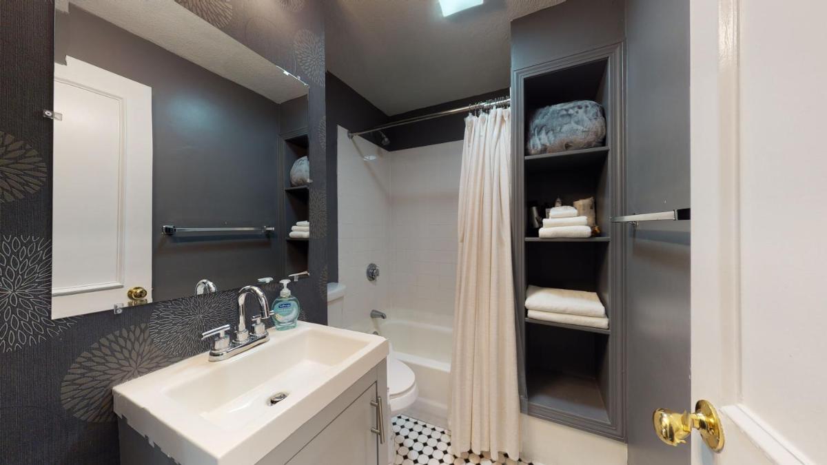 5-23 Perfect Downtown Studio for Two! - Housity