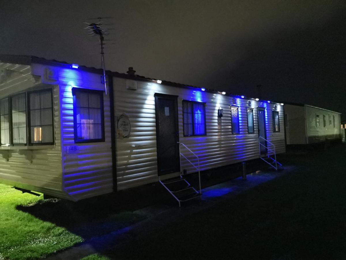 H&B Caravan on Marine Holiday Park - Housity