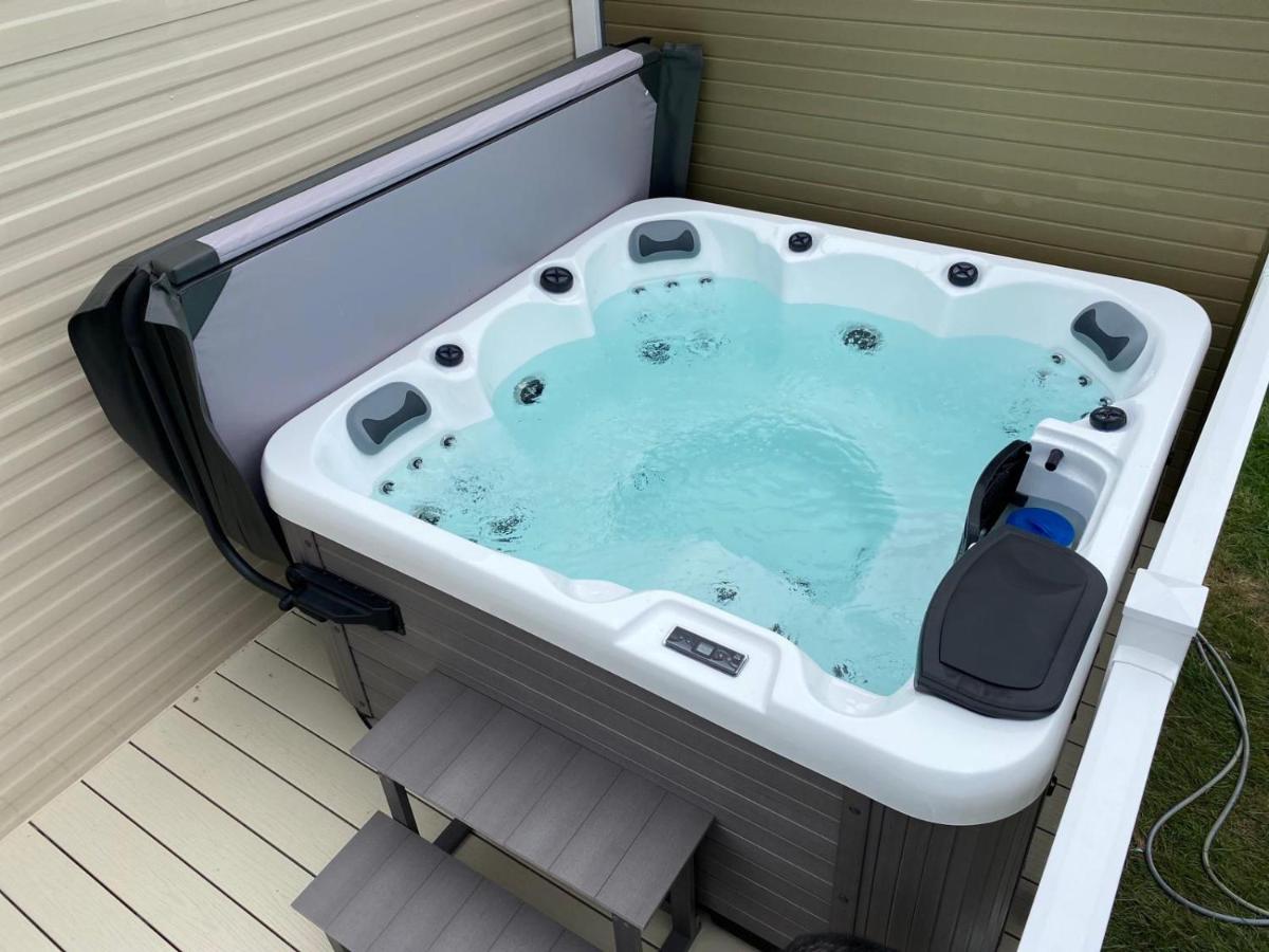 The Fairways Hot Tub Retreat, Percy Woods Country Park - Housity