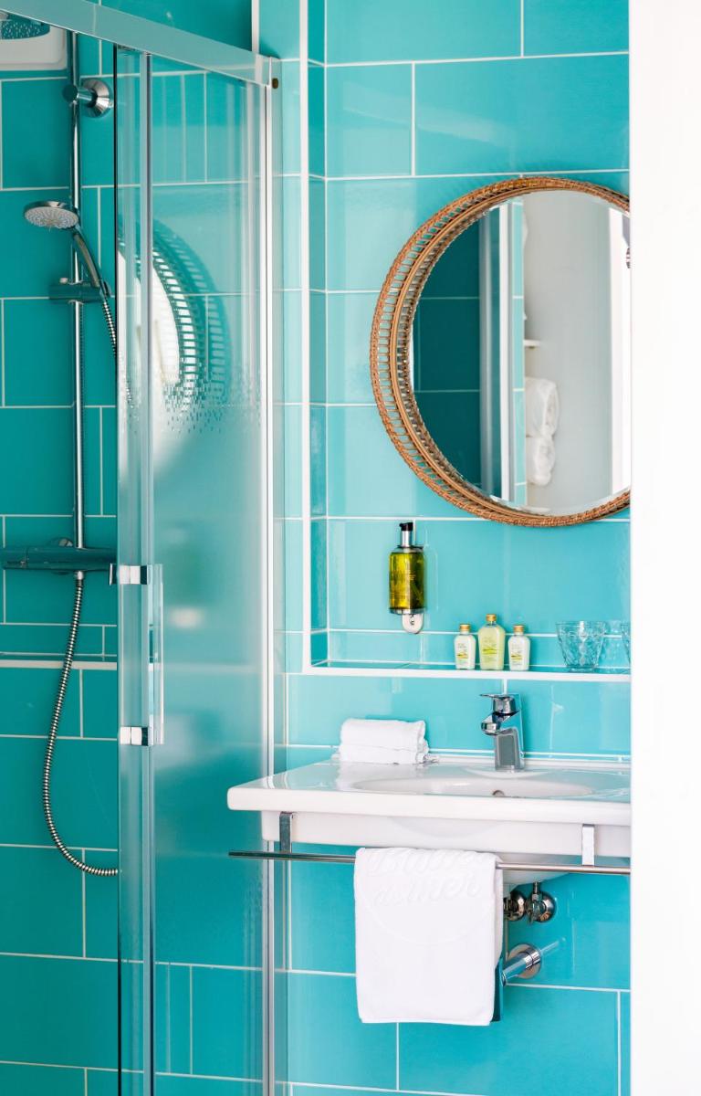 Salle de bains dans l'établissement Les Bulles de Mer - Hotel & Spa sur la Plage