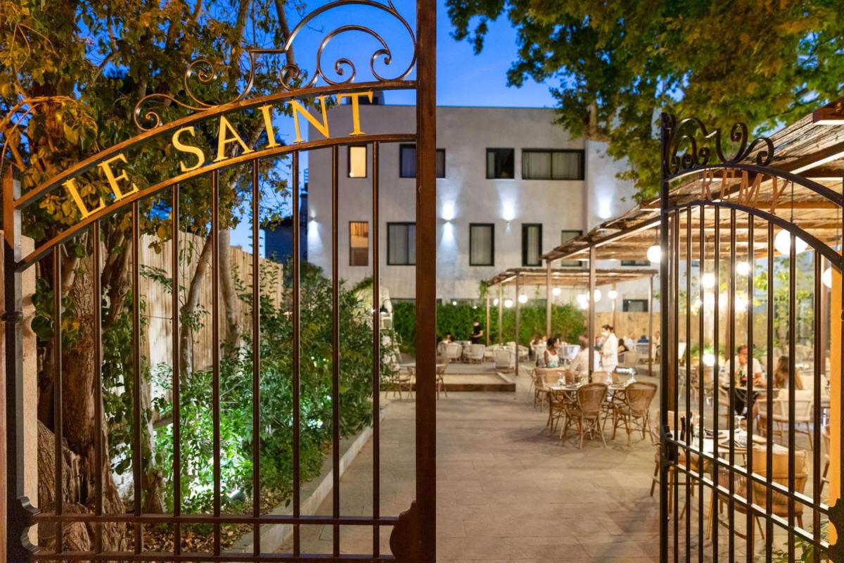 Restaurant ou autre lieu de restauration dans l'établissement Hôtel Le Saint Remy & Spa